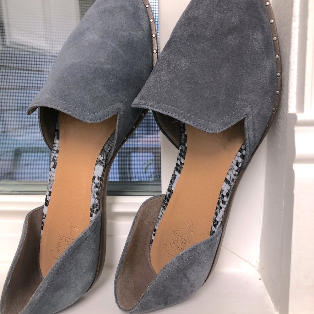 Crown vintage slip-ons are so stylish. Size 8